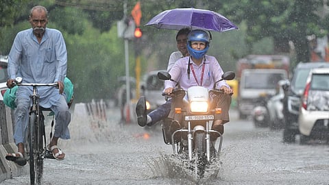 டெல்லியில் வெப்பத்தை தணித்த கனமழை!
