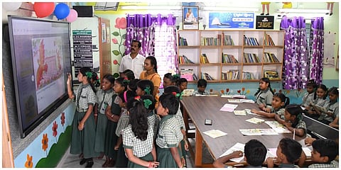 சேலம் கொண்டப்பநாயக்கன்பட்டி ஊராட்சி ஒன்றிய தொடக்கப்பள்ளியில் அமைக்கப்பட்டுள்ள டிஜிட்டல் நூலகத்தில் ஆர்வமுடன் புத்தகங்களை வாசிக்கும் மாணவ, மாணவிகள் | படங்கள்: எஸ்.குரு பிரசாத் 