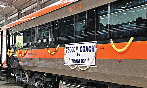 சென்னை ஐசிஎஃப் ஆலையில் நேற்று முன்தினம் 75,000-வது ரயில் பெட்டி தயாரித்து சாதனை படைக்கப்பட்டது. இதை ரயில்வே ஊழியர்கள்,  உயர் அதிகாரிகள் நேற்று  கொண்டாடினர்.