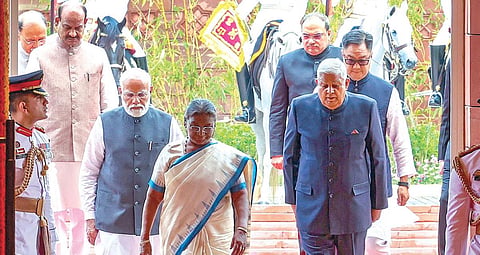 நாடாளுமன்ற கூட்டுக் கூட்டத்தில் உரையாற்ற குடியரசுத் தலைவர் திரவுபதி
முர்முவை , குடியரசு துணைத் தலைவர் ஜெகதீப் தன்கர், மக்களவைத் தலைவர்
ஓம் பிர்லா , பிரதமர் மோடி ஆகியோர் நேற்று அழைத்து வந்தனர். படம்: பிடிஐ