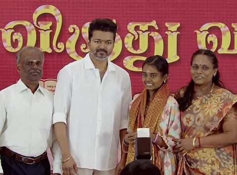 9 மாணவர்களுக்கு வைர கம்மல், வைர மோதிரம்: தவெக விருது விழாவில் விஜய் வழங்கினார்