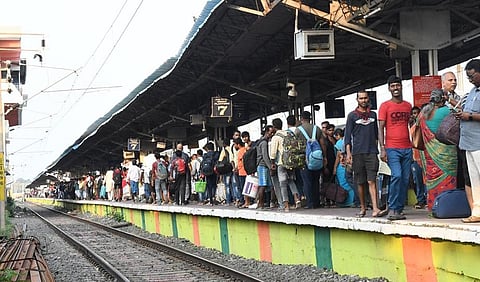 கடற்கரை - செங்கல்பட்டு வழித்தடத்தில் ‘பீக் ஹவர்ஸில் ஃபாஸ்ட் ரயில்கள் தேவை’ - பயணிகள் கோரிக்கை