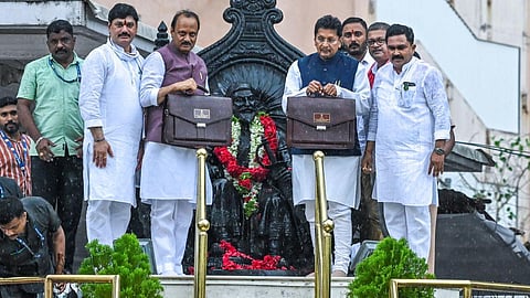 21-60 வயதுக்குட்பட்ட பெண்களுக்கு மாதந்தோறும் ரூ.1,500 உதவித்தொகை: மகாராஷ்டிராவில் அடுத்த மாதம் முதல் அமல்