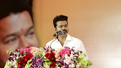 பொதுத்தேர்வில் முதல் மதிப்பெண் பெற்ற மாணவர்களுக்கு பரிசு வழங்கும் நிகழ்ச்சி நீலாங்கரையில் நேற்று நடைபெற்றது. இதில், தமிழக வெற்றிக் கழக தலைவர் விஜய் பங்கேற்று பேசினார்.