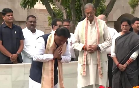 மாகாத்மா காந்தி நினைவிடத்தில் அஞ்சலி செலுத்தும் ஒடிசா முதல்வர்