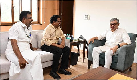 ரயில்வே அமைச்சர் அஸ்வினி வைஷ்ணவுடன்  தமிழக எம்பிக்கள்