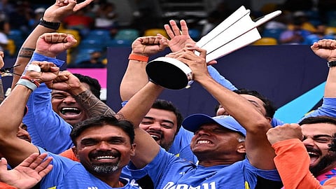 உலகக் கோப்பையுடன் திராவிட்