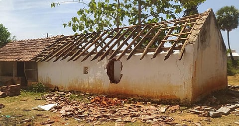  சிவகங்கை அருகே வெடிப்பொருட்கள் வெடித்ததில் சேதமடைந்த வீடு.