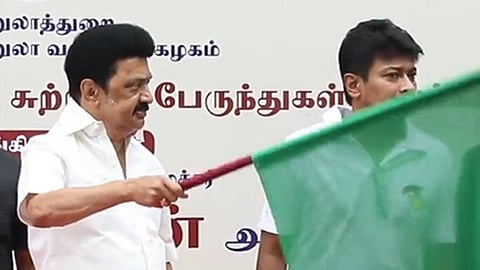 சுற்றுலா பயன்பாட்டுக்கு ரூ.3 கோடியில் 5 சொகுசு பேருந்துகள்: முதல்வர் மு.க.ஸ்டாலின் கொடியசைத்து தொடங்கி வைத்தார்