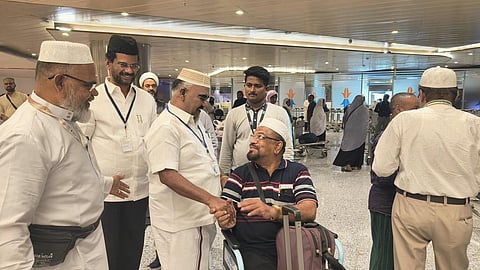 புனித ஹஜ் பயணம் முடித்துகொண்டு முதல் விமானத்தில் 326 பேர் சென்னை திரும்பினர்