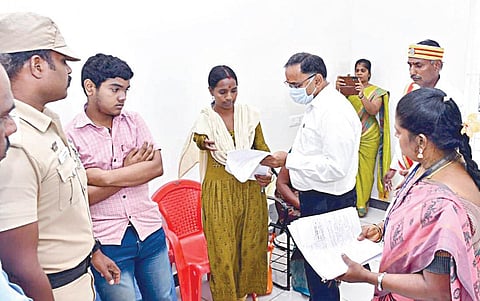 மயிலாடுதுறை ஆட்சியர் அலுவலகத்தில் நேற்று நடைபெற்ற குறைதீர் கூட்டத்தில், மாற்றுத் திறனாளி ஒருவரிடம் கோரிக்கை குறித்து கேட்டறிந்த ஆட்சியர் ஏ.பி.மகாபாரதி.