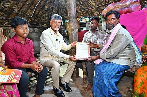 ஆந்திராவில் முதியோர் மாத உதவித் தொகை: ரூ.4,000 வழங்கிய சந்திரபாபு