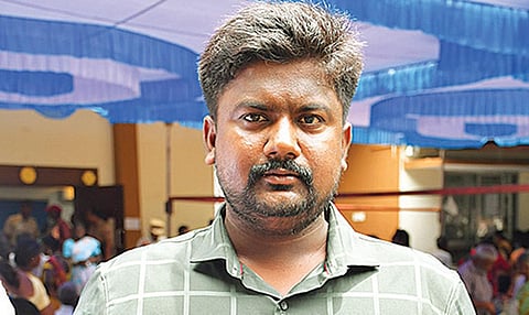 வேலூர் மாவட்ட ஆட்சியர் அலுவ லகத்தில் மக்கள் குறைதீர்வு கூட்டத்தில் ஜி.எஸ்.டி வரி நிலுவை வைத்துள்ள புகார் தொடர்பாக மனு அளிக்க வந்த முகமது நயிமுதீன்.
