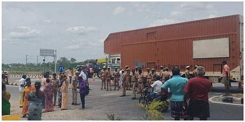 கப்பலூர் சுங்கச்சாவடி அருகே சேவை சாலையை பலத்த போலீஸ் பாதுகாப்புடன் மூடும் முயற்சி மக்கள் எதிர்ப்பு காரணமாக நிறுத்தப்பட்டது.