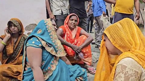 உ.பி. கூட்ட நெரிசல் நிகழ்விடத்தில் காவல் உயர் அதிகாரிகள் ஆய்வு; ஆசிரமத்திலும் சோதனை