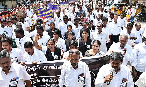 புதிய குற்றவியல் சட்டங்களை திரும்ப பெற வலியுறுத்தி மதுரையில் ஊர்வலம் நடத்திய வழக்கறிஞர்கள். படம்: எஸ்.கிருஷ்ணமூர்த்தி.