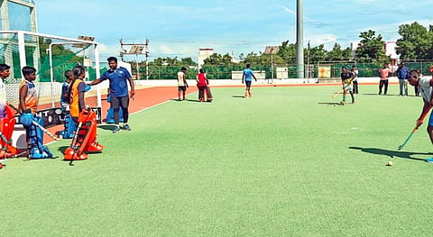 கோவில்பட்டி செயற்கை புல்வெளி ஹாக்கி மைதானத்தில்கோல் கீப்பர்களுக்கு பயிற்சி வழங்கப்பட்டது.