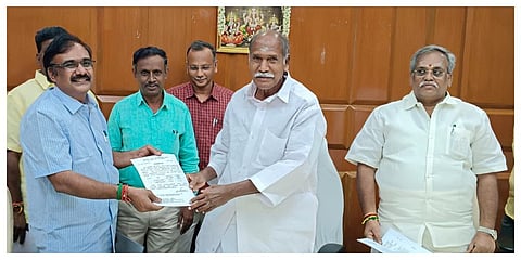 போக்குவரத்து தொழிலாளர்களுக்கான ஊதிய உயர்வு ஆணையை  முதல்வர் ரங்கசாமி வழங்கினார்