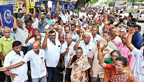 போக்குவரத்து ஓய்வூதியர்களுக்கு, அரசு வழங்க வேண்டிய நிலுவைத் தொகைகளை வழங்கக் கோரி தமிழ்நாடு அரசு போக்குவரத்துக்கழக ஓய்வுபெற்றோர் நல அமைப்பின் தலைவர் டி.குருசாமி தலைமையில், சென்னை பல்லவன் இல்லம் அருகே நேற்று ஆர்ப்பாட்டம் நடைபெற்றது. இதில், அமைப்பின் பொதுச்செயலாளர் கே.வீரராகவன், பொருளாளர் எஸ்.ஆதிமூலம் உள்ளிட்டோர் கலந்து கொண்டனர் . 

| படம்: ம.பிரபு |