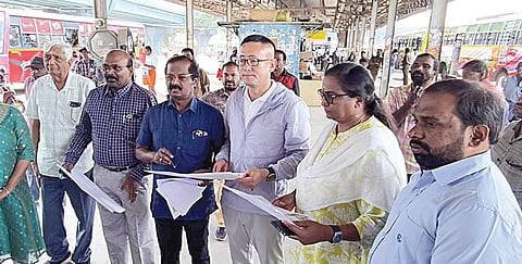 கோவை உக்கடத்தில் மெட்ரோ ரயில் திட்டப் பணிகள் தொடர்பாக நேற்று  ஆய்வு மேற்கொண்ட அதிகாரிகள். படம்: ஜெ.மனோகரன்