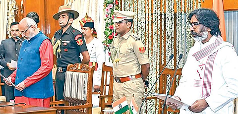 ஜார்க்கண்ட் முதல்வராக ஹேமந்த் சோரன் நேற்று மீண்டும் பதவியேற்றார். ராஞ்சியில் உள்ள ராஜ்பவனில் ஆளுநர் சி.பி. ராதாகிருஷ்ணன் அவருக்கு பதவிப் பிரமாணம் செய்து வைத்தார்.படம்: பிடிஐ