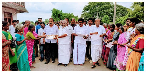விக்கிரவாண்டி தொகுதிகுட்பட்ட செ. குன்னத்தூர் கிராமத்தில் அமைச்சர் மஸ்தான் வாக்கு சேகரித்தார்.