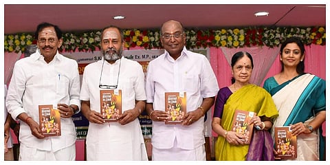 மதுரையில் நடந்த நூல் வெளியீட்டு விழாவில் நீதிபதி ஜி.ஆர்.சுவாமிநாதன் உள்ளிட்டோர் கலந்துகொண்டனர் | படம்: எஸ்.கிருஷ்ணமூர்த்தி. 
