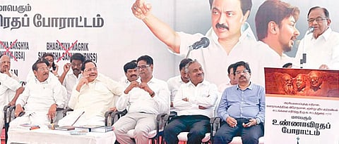 புதிய குற்றவியல் சட்டங்களுக்கு எதிராக திமுக சட்டத் துறை சார்பில் உண்ணாவிரதப் போராட்டம் அமைச்சர் துரை முருகன் தலைமையில் எழும்பூர் ராஜரத்தினம் மைதானம் அருகே நேற்று நடைபெற்றது. இதில் முன்னாள் மத்திய அமைச்சர் ப.சிதம்பரம் உள்ளிட்ட கூட்டணி கட்சிகளின் தலைவர்கள் பங்கேற்றனர். படங்கள்: ம.பிரபு
