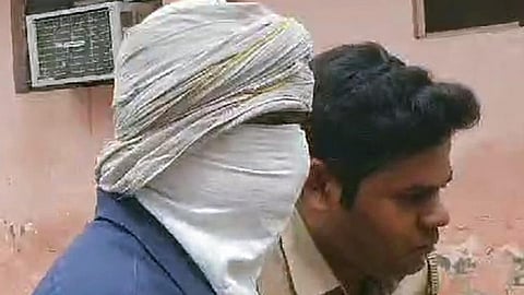 முக்கிய குற்றவாளி தேவபிரகாஷ் மதுகரை மருத்துவப் பரிசோத னைக்காக நேற்று போலீஸார் மருத்துவமனைக்கு அழைத்துச் சென்றனர்.
