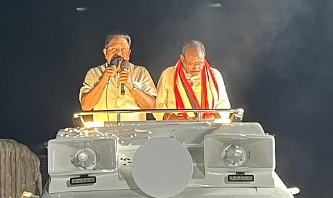 விக்கிரவாண்டி தொகுதிக்குட்பட்ட நேமூரில் பாமக வேட்பாளர் சி.அன்புமணியை ஆதரித்து அமமுக பொதுச் செயலாளர் டிடிவி தினகரன் பேசுகிறார். 