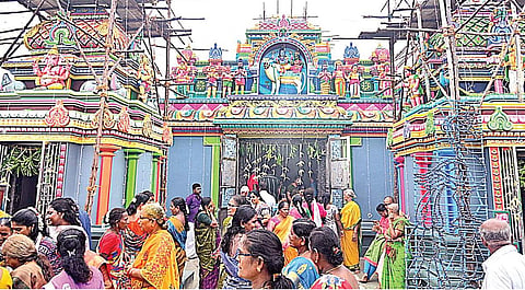 பொன்னேரி அடுத்த வேண்பாக்கம் வைத்தியநாத சுவாமி கோயில் கும்பாபிஷேகத்தையொட்டி நேற்று நடைபெற்ற யாகசாலை பூஜையில் பங்கேற்ற பக்தர்கள்.