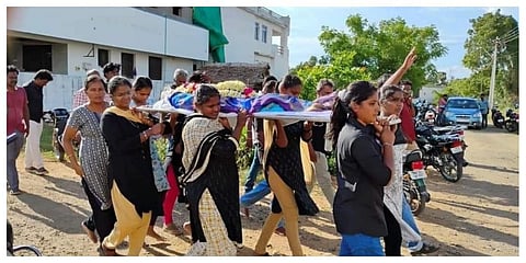 தாராபுரத்தில் மூதாட்டியின் சடலத்தை  பெண்களே சுமந்து சென்று நல்லடக்கம் செய்தனர்.