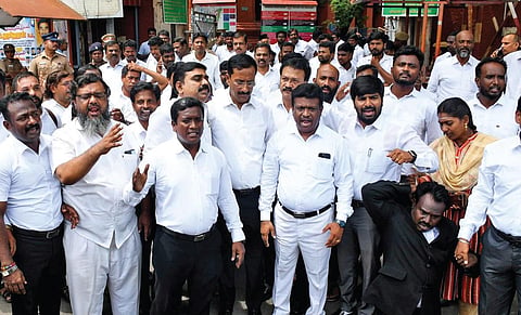 புதிய 3 குற்றவியல் சட்டங்களை திரும்பப்பெறக் கோரி, சென்னை உயர் நீதிமன்ற வழக்கறிஞர்கள் சங்கத்தின் தலைவர் ஜி.மோகனகிருஷ்ணன் தலைமையில் வழக்கறிஞர்கள் நீதிமன்ற புறக்கணிப்பு போராட்டத்தில் நேற்று ஈடுபட்டனர்.  படம்: ம.பிரபு