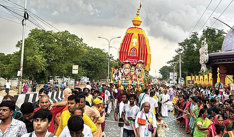 இஸ்கான் அமைப்பு சார்பில் சென்னை கிழக்கு கடற்கரை சாலையில் ஜெகந்நாதர் ரத யாத்திரை நடைபெற்றது.