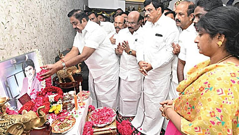 சென்னை அயனாவரத்தில் உள்ள ஆம்ஸ்ட்ராங் இல்லத்தில் அவரது படத்துக்கு அதிமுக பொதுச் செயலாளர் பழனிசாமி மரியாதை செலுத்தினார்.