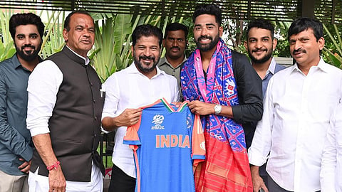 சிராஜுக்கு அரசு வேலை, ஹைதராபாத்தில் வீடு: தெலங்கானா முதல்வர் அறிவிப்பு