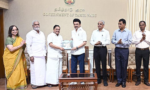 தமிழ்நாடு சுற்றுலாத்துறை, இந்து சமய அறநிலையத் துறையுடன் `தி இந்து’ குழுமம் இணைந்து தயாரித்துள்ள 2 நூல்களை முதல்வர் மு.க.ஸ்டாலின் தலைமைச் செயலகத்தில் நேற்று வெளியிட்டார். நிகழ்ச்சியில், சுற்றுலாத் துறை அமைச்சர் கா.ராமச்சந்திரன், இந்து சமய அறநிலையத்துறை அமைச்சர் சேகர்பாபு, தலைமைச் செயலர் சிவ்தாஸ் மீனா, துறை செயலர் பி.சந்திரமோகன், சுற்றுலா ஆணையர் சி.சமயமூர்த்தி, இந்து சமய அறநிலையத்துறை ஆணையர் க.வீ.முரளீதரன், ‘தி இந்து’ குழுமத்தின் தலைவர் மற்றும் வெளியீட்டாளர்  நிர்மலா லஷ்மண் உள்ளிட்டோர் கலந்து கொண்டனர்.