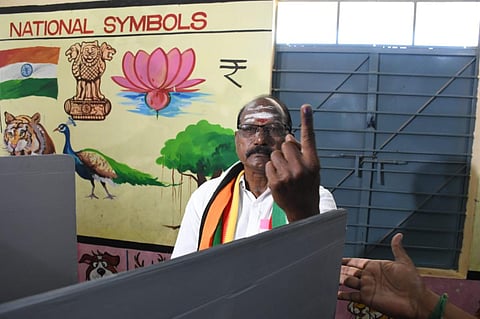 விழுப்புரம் மாவட்டம் விக்கிரவாண்டி இடைத்தேர்தலில் பனையபுரம் ஊராட்சி ஒன்றிய தொடக்கப்பள்ளியில் வாக்களித்த பாமக வேட்பாளர் சி.அன்புமணி. படம்: எம்.சாம்ராஜ்