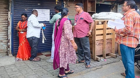 தியாகராய நகர் பகுதியில் சொத்து வரி நிலுவை வைத்துள்ள கடை ஒன்றுக்கு சீல் வைக்கும் மாநகராட்சி வருவாய்த் துறை அதிகாரிகள்.