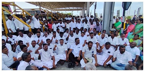 கப்பலூர் டோல்கேட்டை அகற்றக் கோரி முன்னாள் அமைச்சர் ஆர்.பி.உதயகுமார் தலைமையில் நடந்த மறியல் போராட்டத்தால் மதுரை-திருமங்கலம் சாலையில் போக்குவரத்து பாதிக்கப்பட்டது.