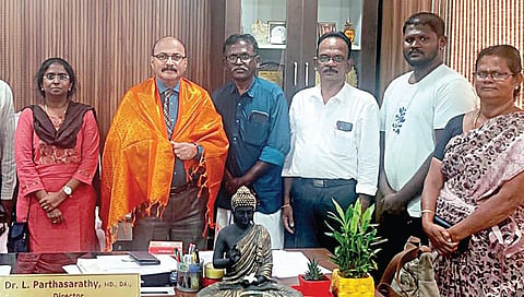 இதயத்தின் பெரிய ரத்தக்குழாயில் 100 சதவீத அடைப்பு ஏற்பட்ட வழக்கறிஞருக்கு, கலைஞர் நூற்றாண்டு உயர் சிறப்பு மருத்துவமனையில் சிகிச்சை அளித்து மறுவாழ்வு அளிக்கப்பட்டுள்ளது. பூரண குணமடைந்த அவர் மனைவி மற்றும் குடும்பத்தினருடன் , மருத்துவமனை இயக்குநர் பார்த்தசாரதியை சந்தித்து சால்வை அணிவித்து நன்றி தெரிவித்தார்.