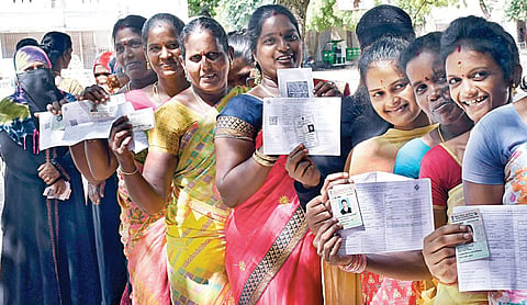 விக்கிரவாண்டி அரசு மேல்நிலைப் பள்ளி வாக்குச்சாவடியில் நீண்ட வரிசையில் ஆர்வத்துடன் நின்று வாக்களித்த பெண்கள்.படம்: எம்.சாம்ராஜ்