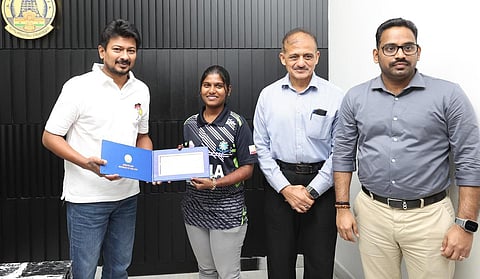 வெளிநாட்டில் நடைபெறும் போட்டிகளில் பங்கேற்கும் தமிழக வீராங்கனைகளுக்கு ரூ.8 லட்சம் நிதியுதவி: அமைச்சர் உதயநிதி வழங்கினார்