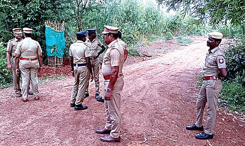 புதுக்கோட்டை மாவட்டம் வம்பன் காட்டுப் பகுதியில், ரவுடி துரைசாமியை
சுட்டுக் கொன்ற பகுதியில், பாதுகாப்புப் பணியில் ஈடுபட்ட போலீஸார்.