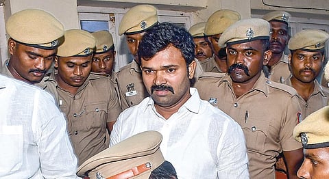 திருச்சி சைபர் க்ரைம் காவல் நிலையத்திலிருந்து, நீதிமன்றத்துக்கு அழைத்துச் செல்லப்பட்ட சாட்டை துரைமுருகன். படம்: ர.செல்வமுத்துகுமார்