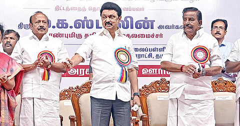 ஊரகப் பகுதிகளும் பயன்பெறும் வகையில் ‘மக்களுடன் முதல்வர்’ திட்டத்தை தருமபுரி மாவட்டம் பாளையம்புதூரில் முதல்வர் ஸ்டாலின் நேற்று தொடங்கி வைத்து, முடிவுற்ற திட்டப் பணிகளை பயன்பாட்டுக்கு திறந்து வைத்தார். உடன் அமைச்சர்கள் கே.என்.நேரு, எம்ஆர்கே. பன்னீர்செல்வம் உள்ளிட்டோர்.