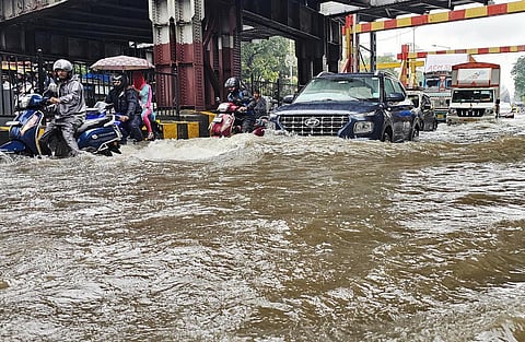 மும்பையில் கனமழை: குடியிருப்புகளை சூழ்ந்த வெள்ளநீரால் மக்கள் அவதி