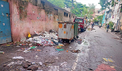 அமைந்தகரை ஆசாத் நகரில் சிதறி கிடக்கும் குப்பைகள்.