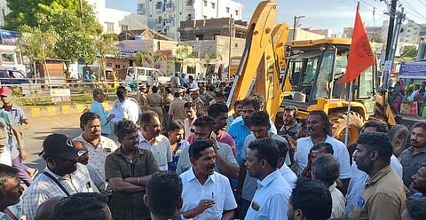 மதுரை மூன்று மாவடியில் ஆக்கிரமிப்பு கட்டிடங்கள் இடிப்பு: பெண்கள் தீக்குளிக்க முயன்றதால் பரபரப்பு