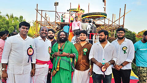 பாம்பன் சுவாமி கோயில் கும்பாபிஷேக விழாவில் பங்கேற்ற தம்பிரான் ரிசபானந்தர் சுவாமிகள் உள்ளிட்டோர்.